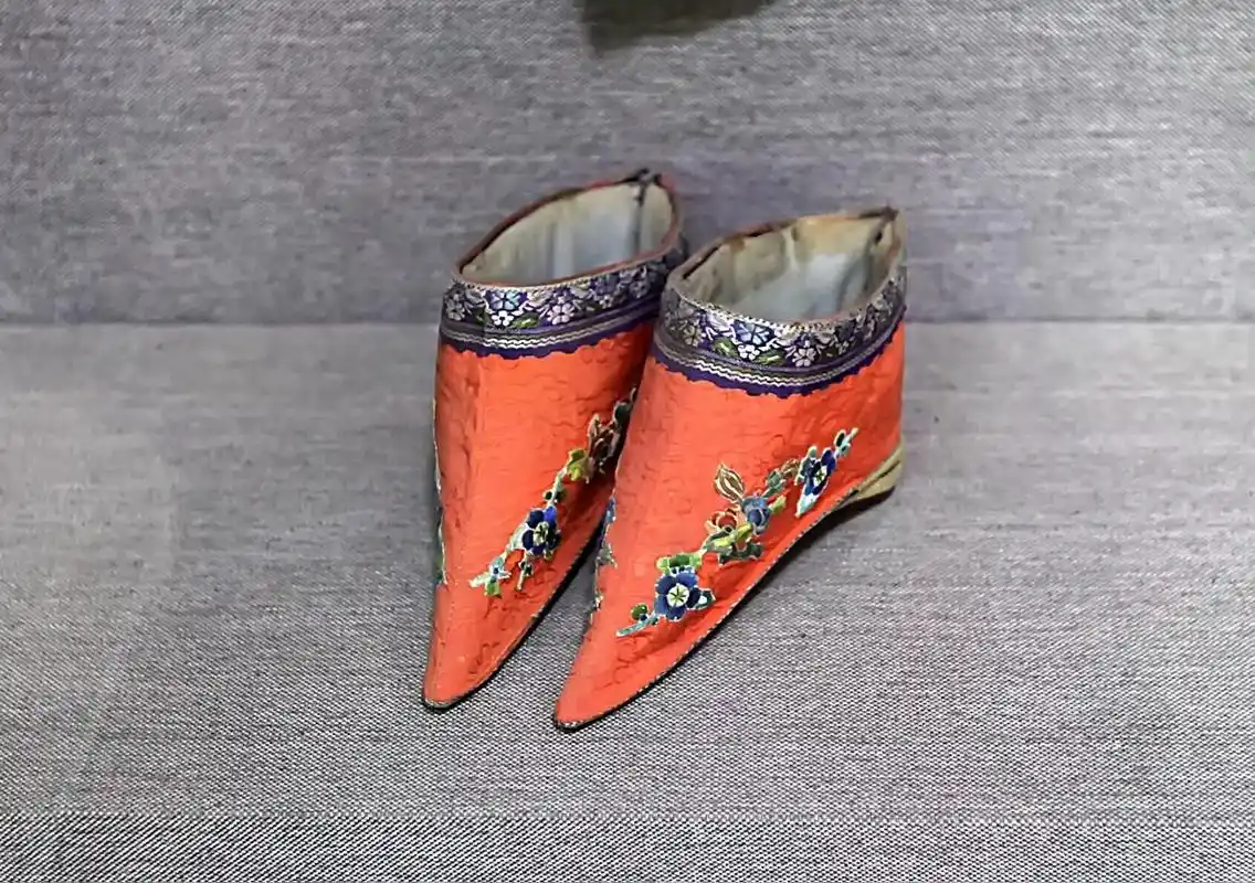 三寸金莲,又称裹脚,缠小脚,裹小脚,扎脚,是中国古 - 抖音