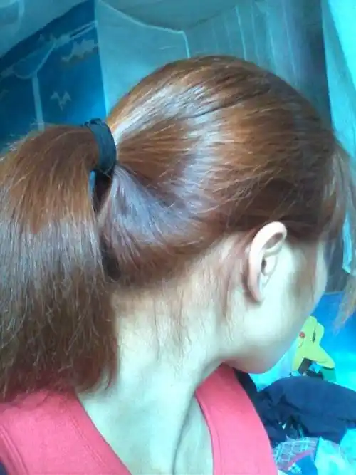 去年染的颜色是深金栗色,感觉还不错有提亮肤色效果,今天去补了个色