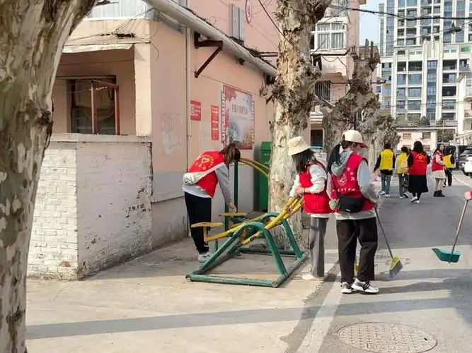 资源与土木工程学院雷锋月泰康社区清扫活动圆满结束