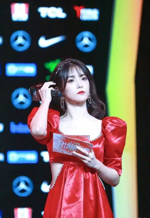 众所周知,英雄联盟lpl夏季赛也是时至今日赛程过半了,赛况也是愈发的