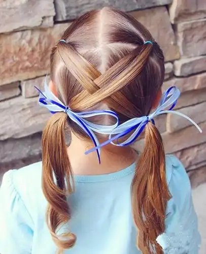 双马尾的发型不只有一种扎法,而是可以加入很多新奇的创意,编出与众不