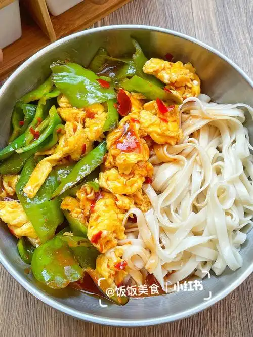 姐妹们就这个青椒酱鸡蛋拌面连吃三天不腻