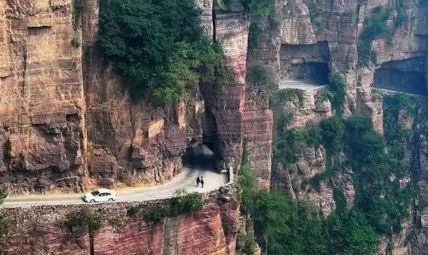 可是在近两年,郭亮村开始收门票了,喝水上厕所也都要收费了,原本淳朴