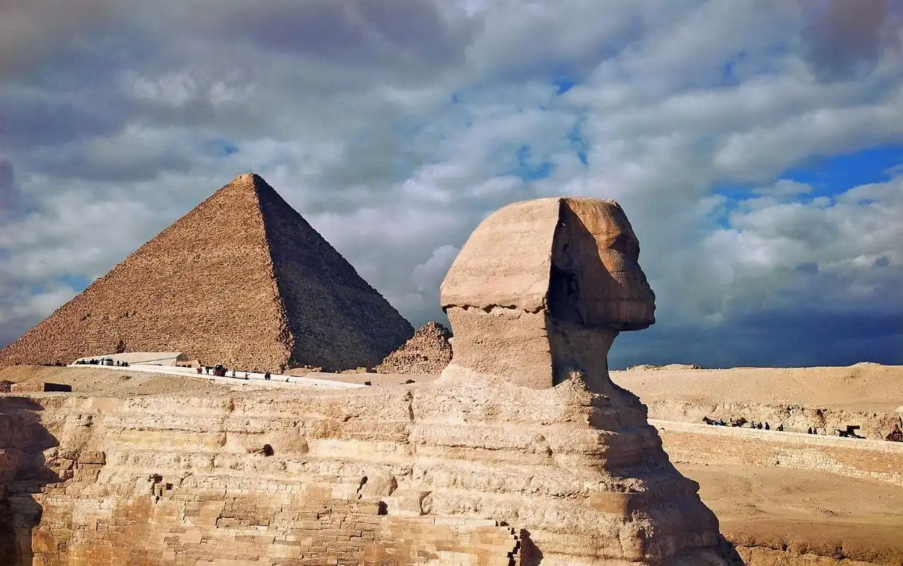 胡夫金字塔作为古埃及第四王朝的法老胡夫的陵墓,是世界上最大,最高的