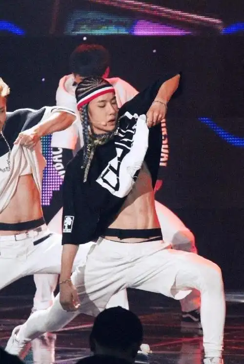 240126 荧幕之星,王一博腹肌线条引网友热议潮流风暴!