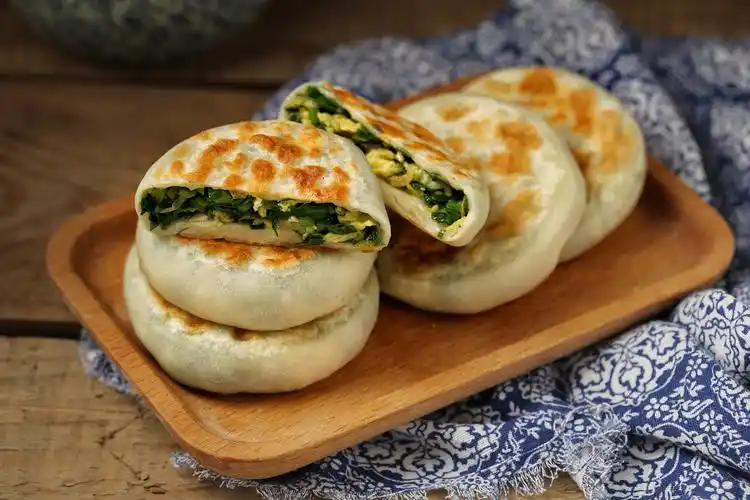 我做的韭菜馅饼从来不淌汁,皮薄馅大味道好,一出锅老公连吃仨!