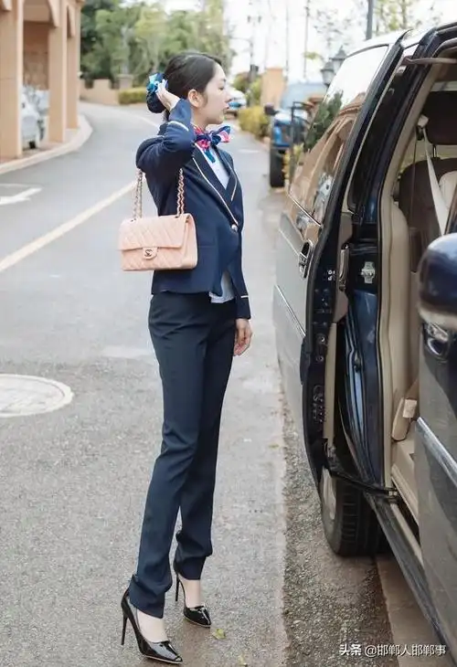 朱珠凸点,女性职业装怎样穿才好看?