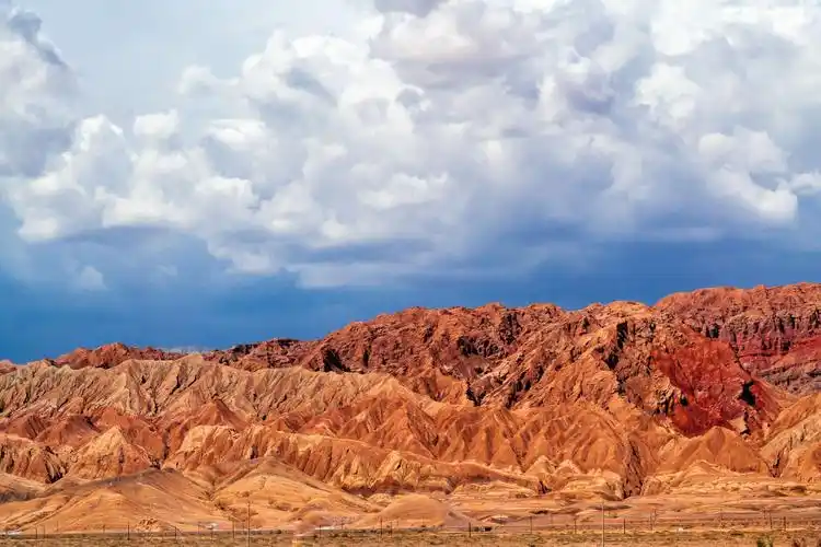 从库车西行到喀什710公里,沿途有壮观的天山雅丹红层地貌
