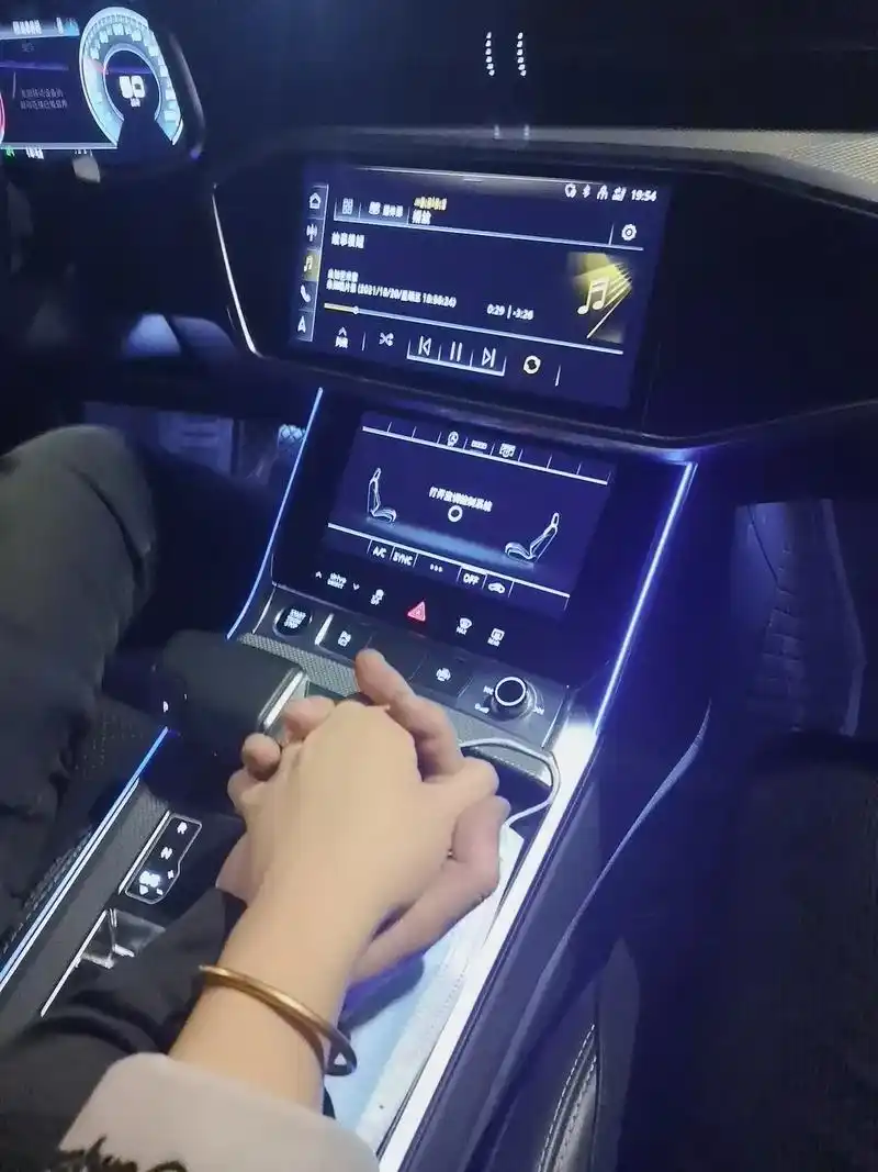 原来开车是可以牵手的,最舒服的时候就是,爱你的人开着车,你坐 - 抖音