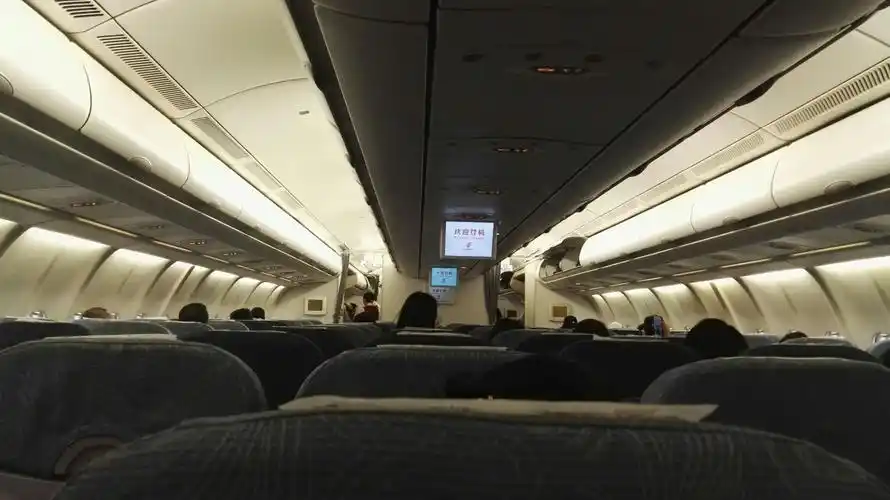 晚上7点飞机起飞,整个机舱一半人都不到,中间4个座位,两个过道,有些人
