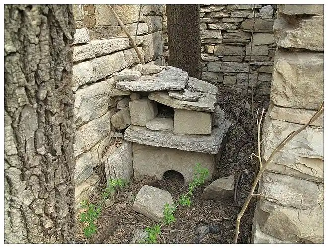 这是石头鸡窝,一层是鸡舍,二层是鸡下蛋的地方