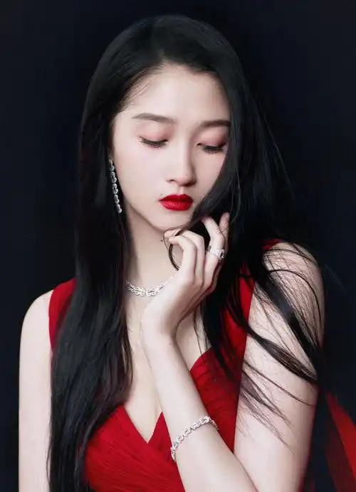 组图:关晓彤飘纱开衩红裙典雅大气 一字肩黑色蛋糕裙清冷性感