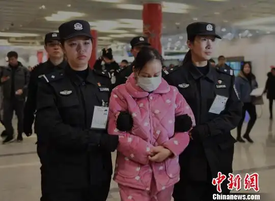 朱某某被押解回国现场. 张斌 摄