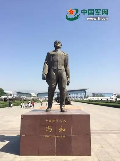 英雄大道前的冯如雕像.崔白露 摄