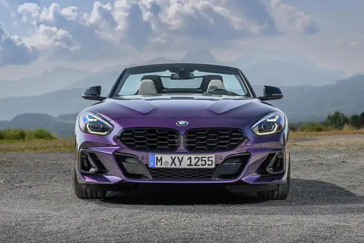 新款宝马z4敞篷跑车上市,提供2.0t和3.0t动力,售价49.39万元起