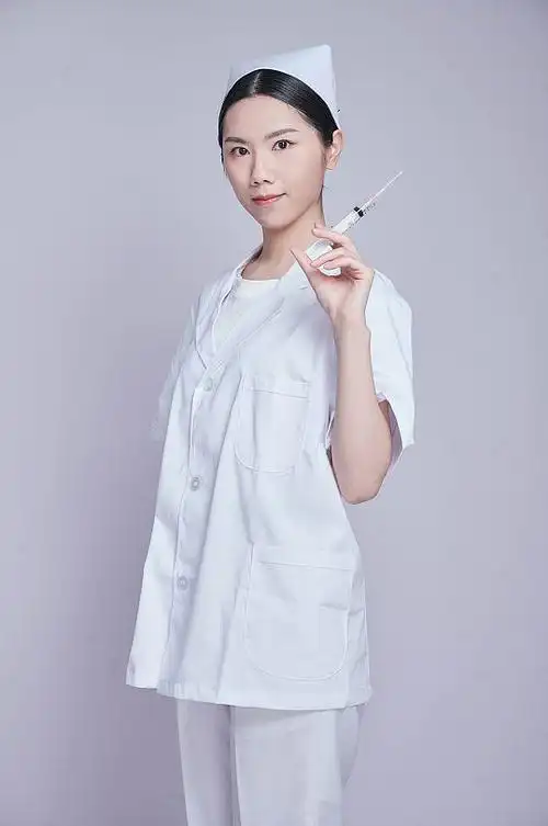 护士拿针筒医生医务人员人物摄影图片