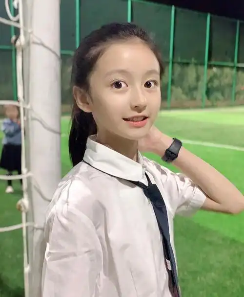 不愧是最美童星,11岁撞脸baby,穿"条纹袜"成最美小学生
