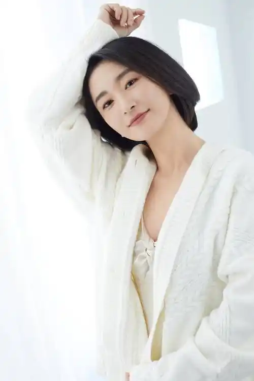 赵秦纯白写真曝光 优雅松弛氧气感满满_广受_单曲_观众们