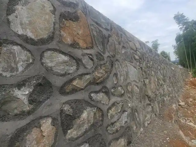 新建的浆砌式挡土墙