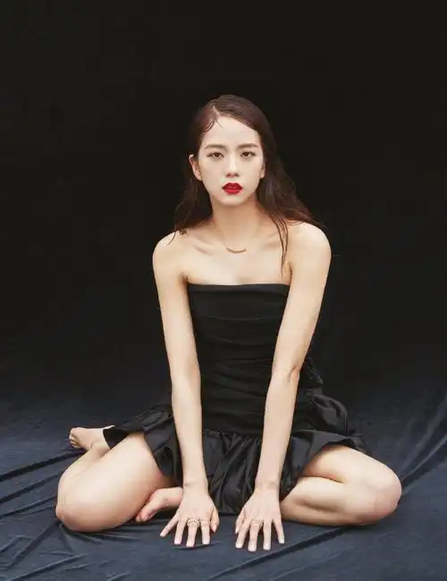 金智秀魅惑红唇性感写真图片29