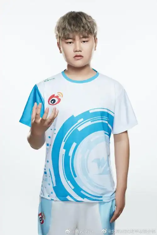 wbg-野猫与@wbg-suk选手为我们带来了@深圳wbg和平精英分部的队服