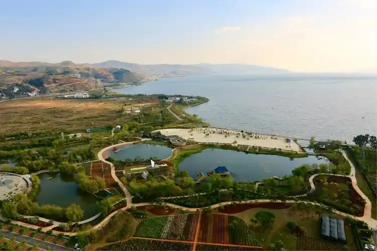 自昆明不到一小时就来到抚仙湖畔的月亮湾公园边