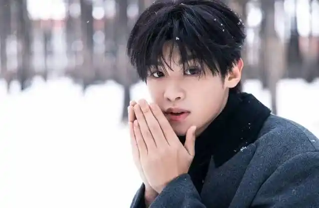 黄明昊经纪人丨"黄明昊——舞台上的青春风暴"