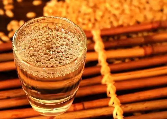 吃晚饭时长期配白酒的人如今身体咋样了早了解早受益