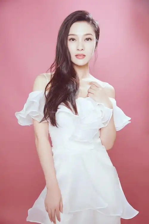 郑清文曝"黑白双面"游走于清纯与妩媚间