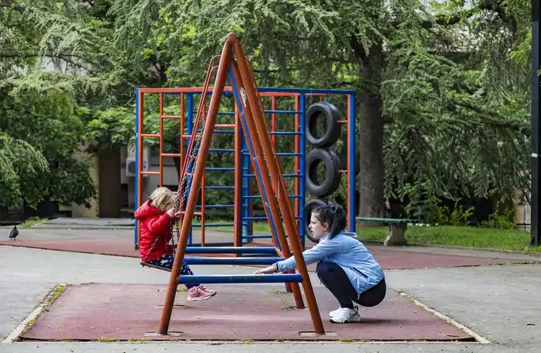 5月31日,在塞尔维亚贝尔格莱德,一名儿童在公园里荡秋千.