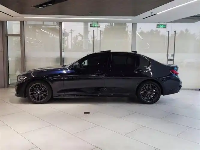 bmw宝马325li耀夜m运动 碳黑/火山红 2022年