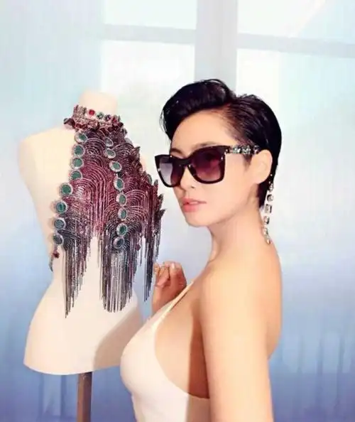 阿姨辈的朱茵真有自信,紧身裙还敢穿镂空款,腰上勒出赘肉也不怕