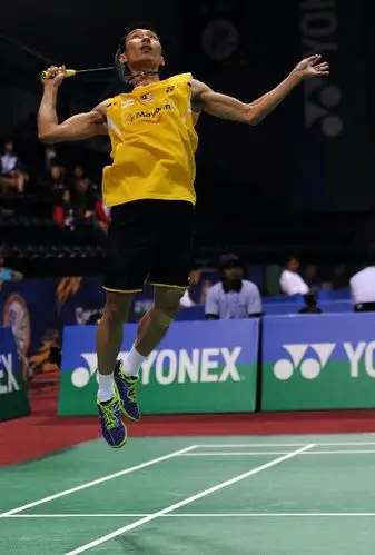 图文:2014印度羽毛球赛 李宗伟杀球