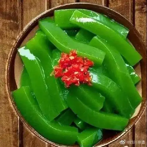 黄荆叶下也出凉粉儿哦~"黄荆凉粉"色泽翠绿,口感清爽.