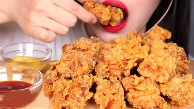 美女吃脆皮炸鸡,大口咬又香又脆,网友:忍不住流口水!