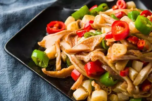 人文先来一盘凉拌毛豆 , 开始朋友之间的寒暄;再来一盘超嫩的炒藕带