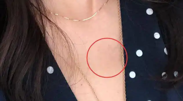 张子萱晒生活照暗藏狗粮锁骨下方草莓印是陈赫爱的印记