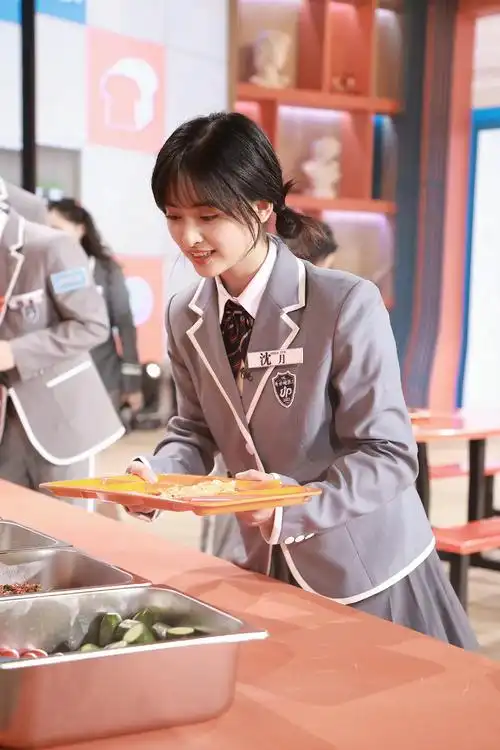 沈月校服大片回到校园时光今天是元气少女沈月哟