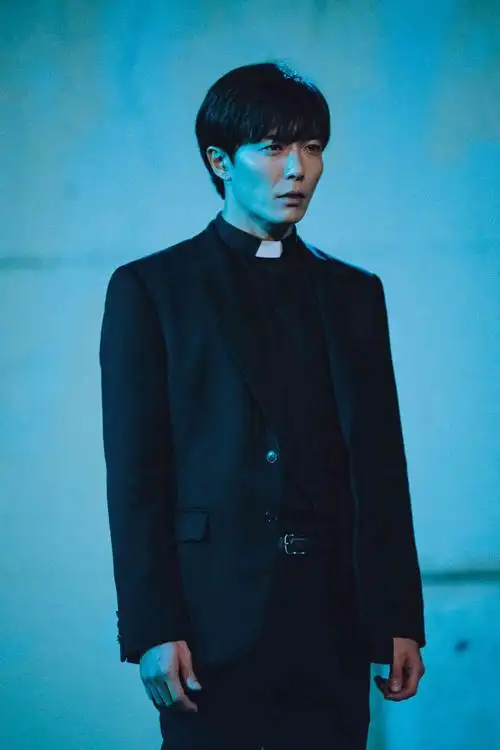 《鬼客》金材昱精彩花絮照公开 禁欲系神父拍摄时不高冷!【组图】