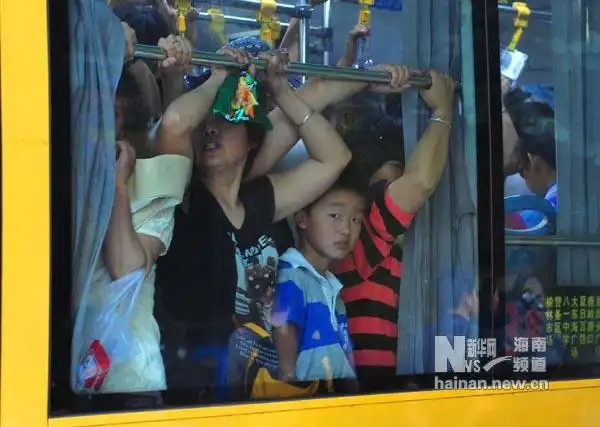 2月13日拍摄的三亚一辆拥挤的公交车.