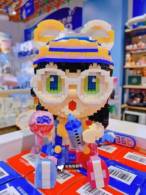 最近迷上loz,改了个马卡龙颜色的阿拉蕾;拼了个暴力熊的棒棒糖结果太