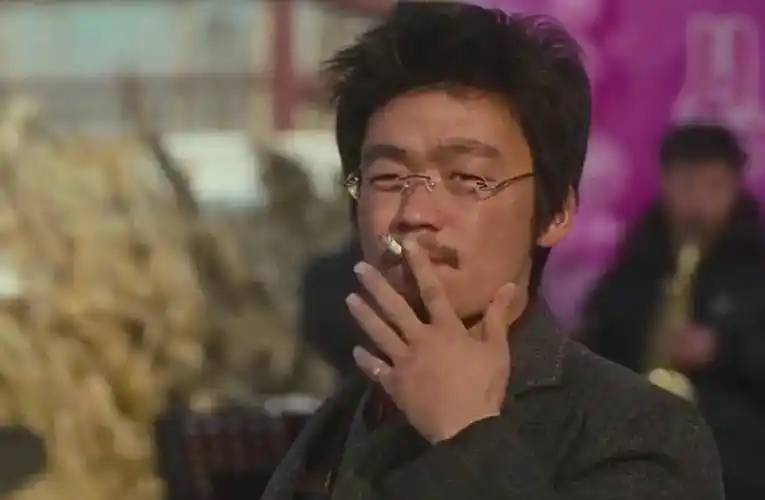 王宝强抽烟这也是很正常的事情,此前王宝强在《树先生》电影中,王宝强