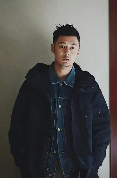 简介:余文乐休闲牛仔装出席《24小时》发布会图片,分享一组余文乐图片