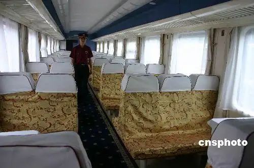 青藏铁路高原列车的藏民族特色非常明显,主要体现在车厢内饰上.