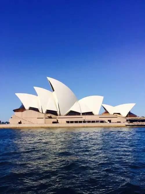 我们来到了著名的悉尼歌剧院,并游玩附近的景点.