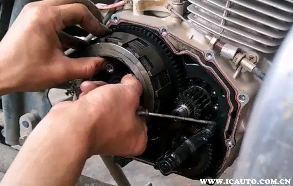 手动挡几万公里换离合器片离合器片正反面正确安装图片