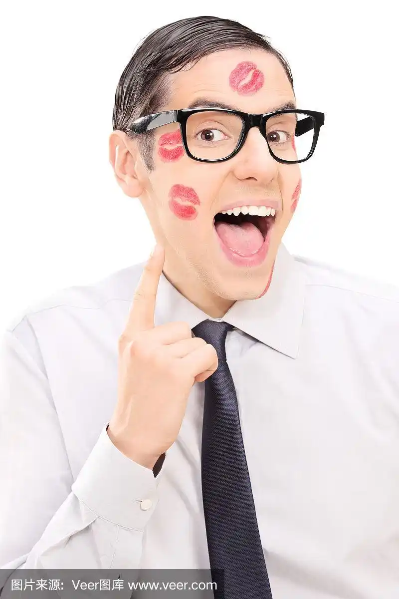 那家伙脸上有唇印