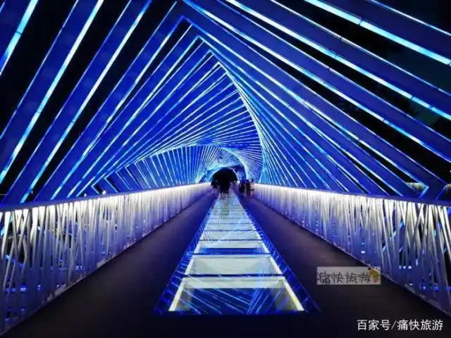 漫步自贡云湖畔的"网红长廊"