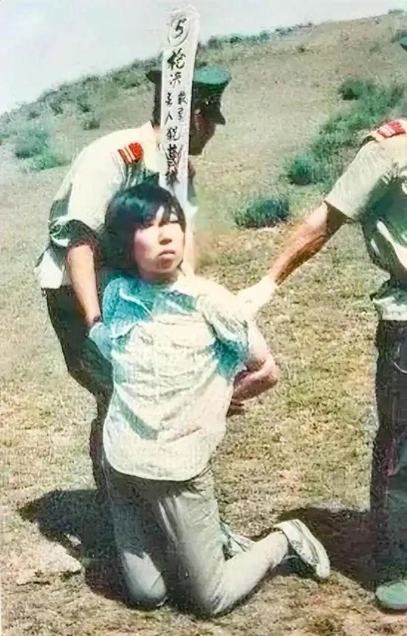 他的后背插着一块大牌子,上面写着"杀人犯"几个