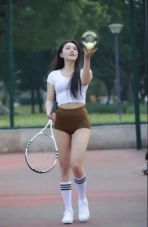 排球女神性感丰腴穿紧身短裤展现完美身材